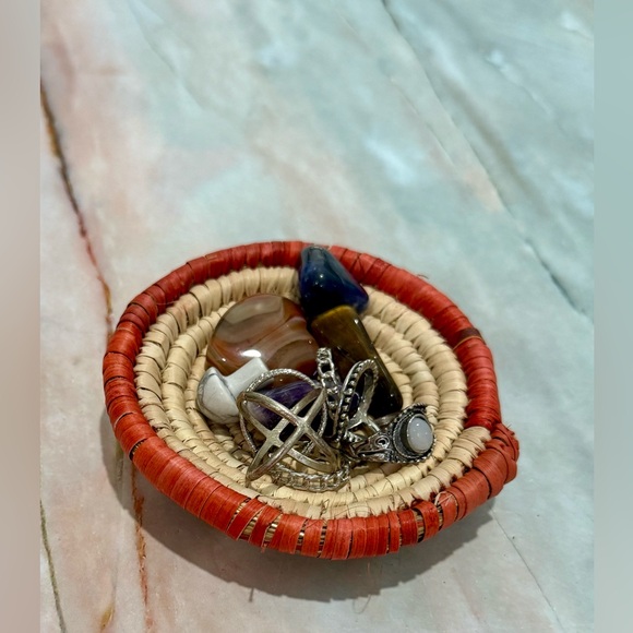 5/$20 Hand woven traditional palm fiber basket, NWOT, jewelry catch all - Picture 5 of 5